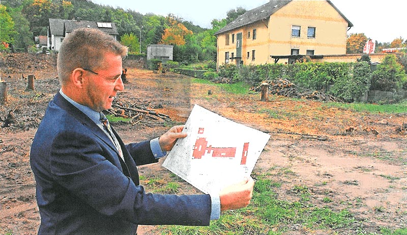Herr Gerstl mit Bauplan